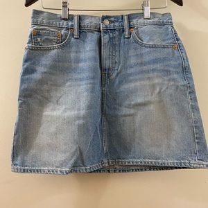 🌺 Levi’s mini denim skirt